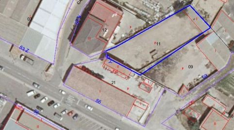 Venta solar urbano de uso industrial con almacén.
