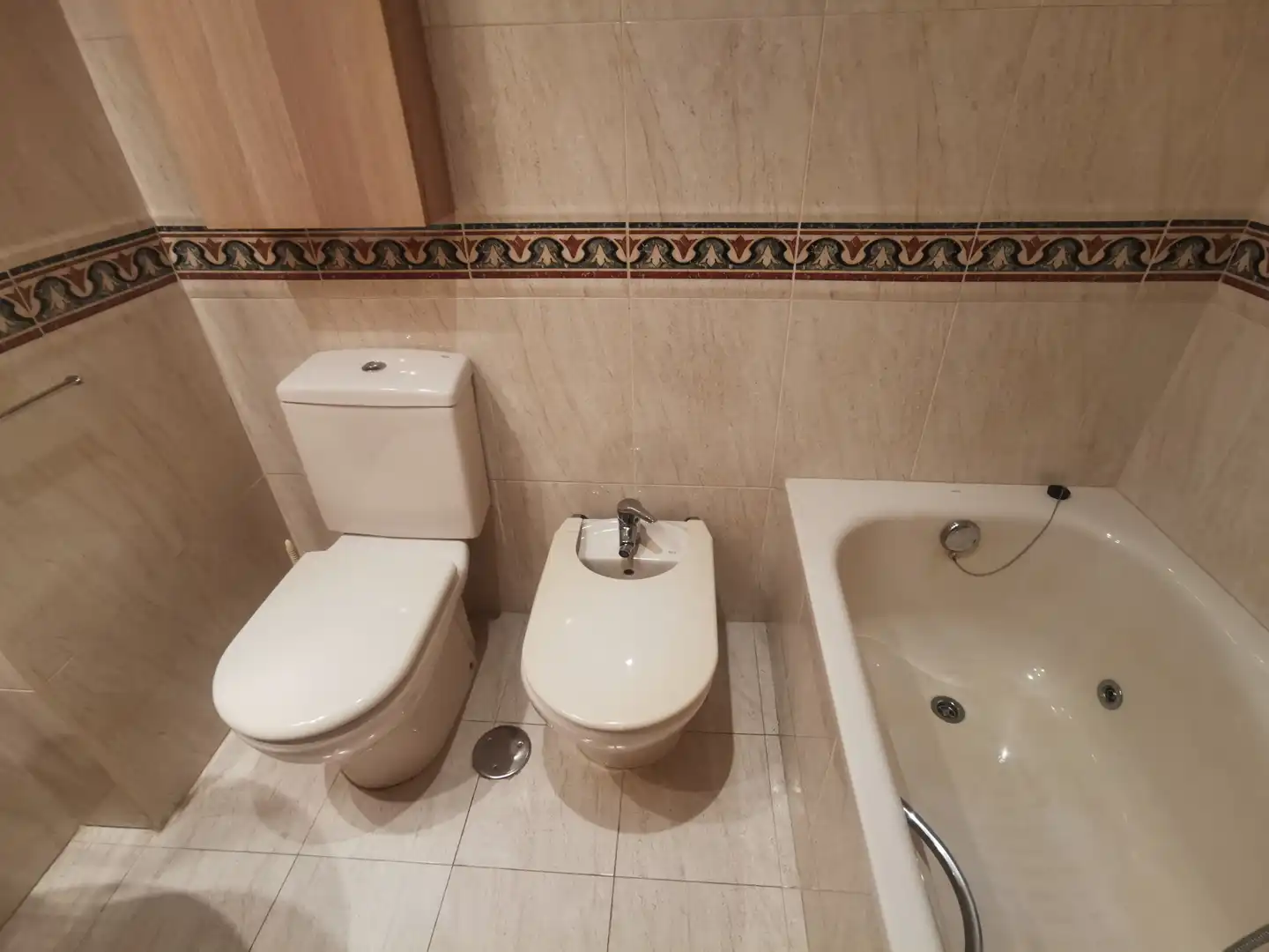 Badezimmer von Wohnung zum Verkauf in Salamanca mit Heizung, Parkett und Ofen