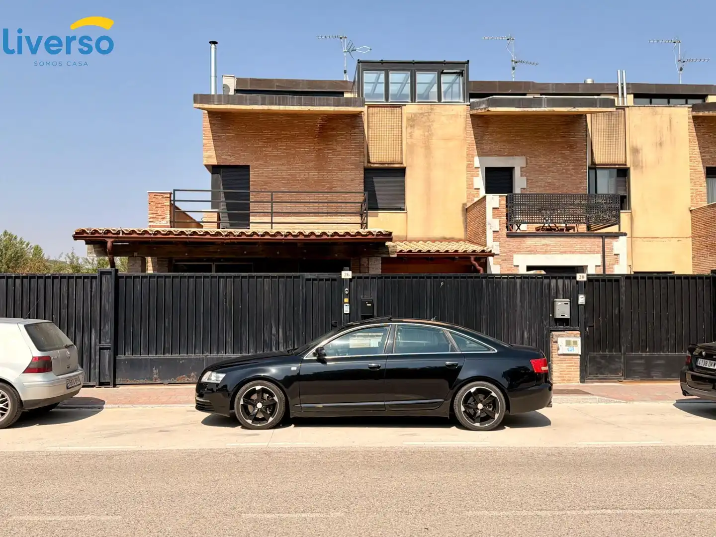 Vista exterior de Casa adosada en venda en Alfoz de Quintanadueñas amb Calefacció, Terrassa i Traster