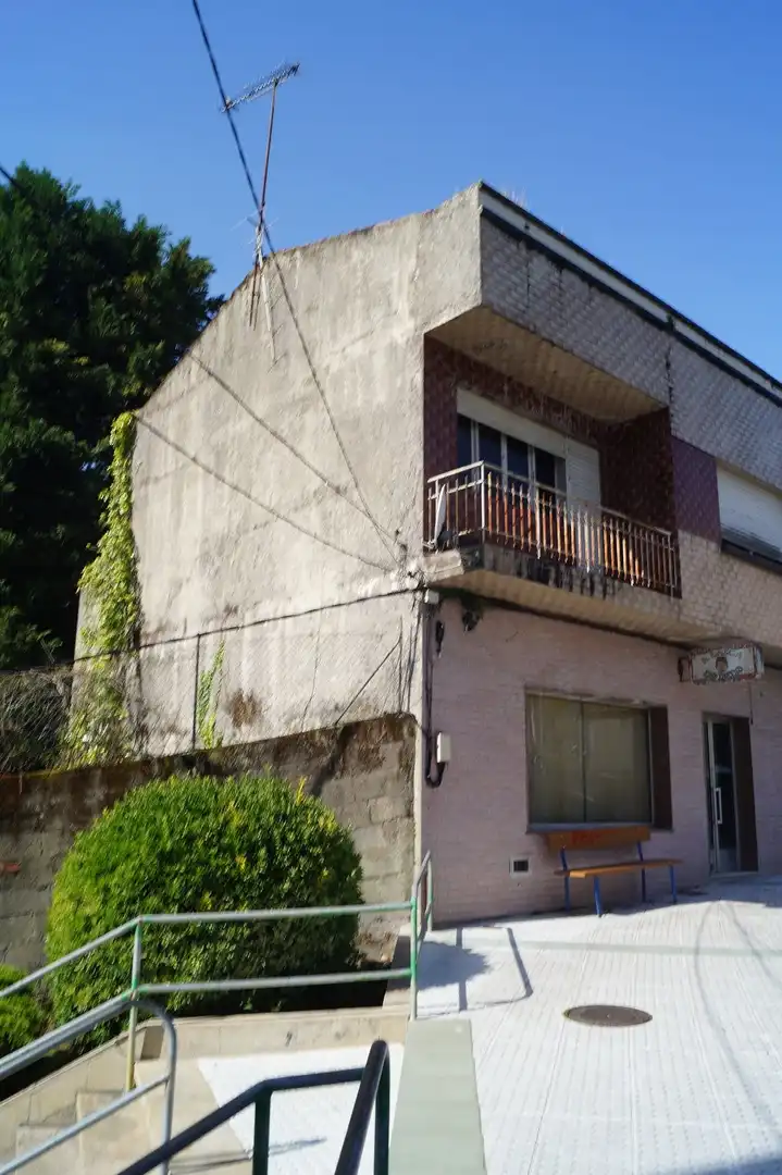 Außenansicht von Einfamilien-Reihenhaus zum Verkauf in Boiro