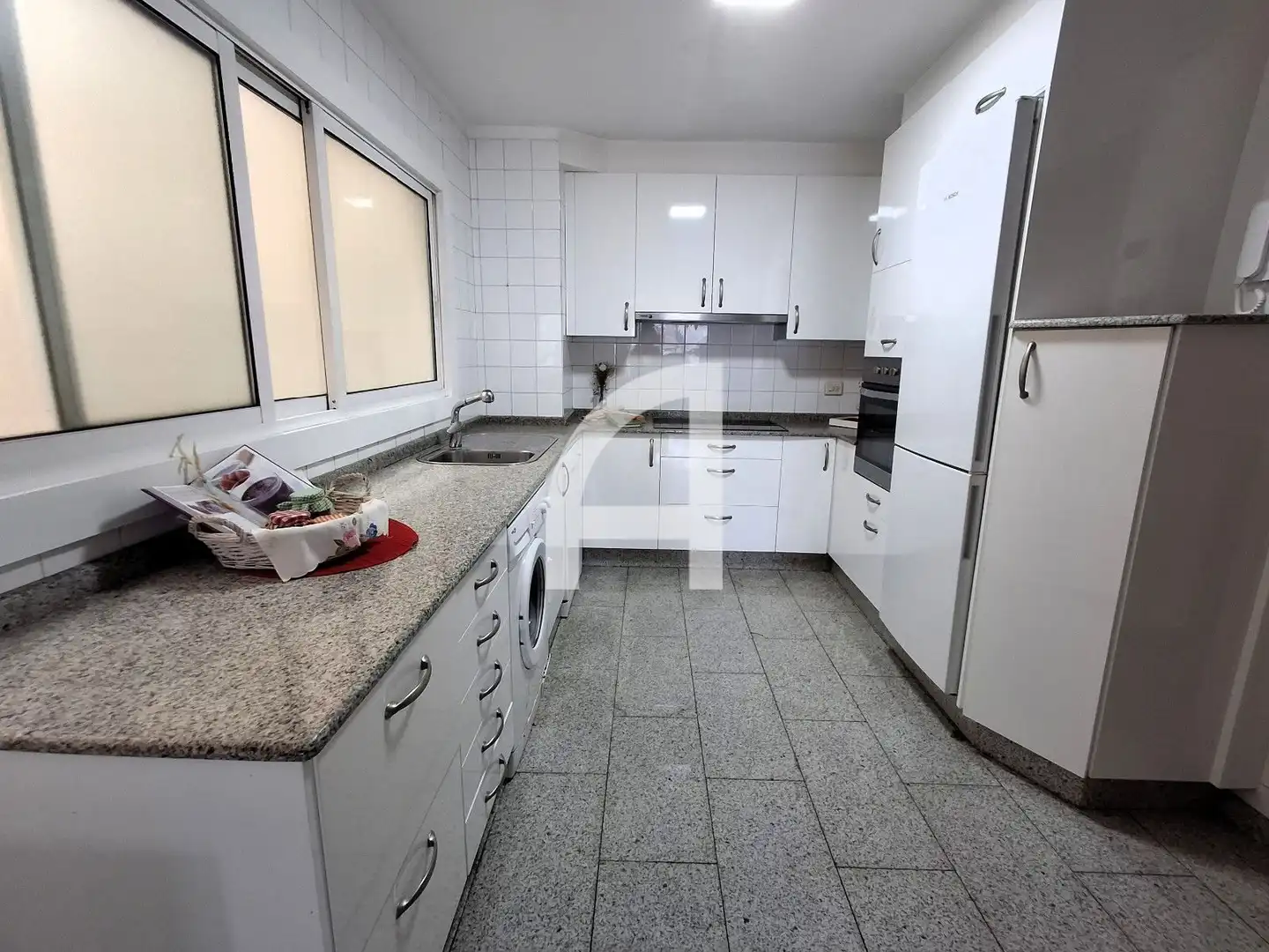 Cuina de Pis en venda en Vigo  amb Calefacció, Terrassa i Traster