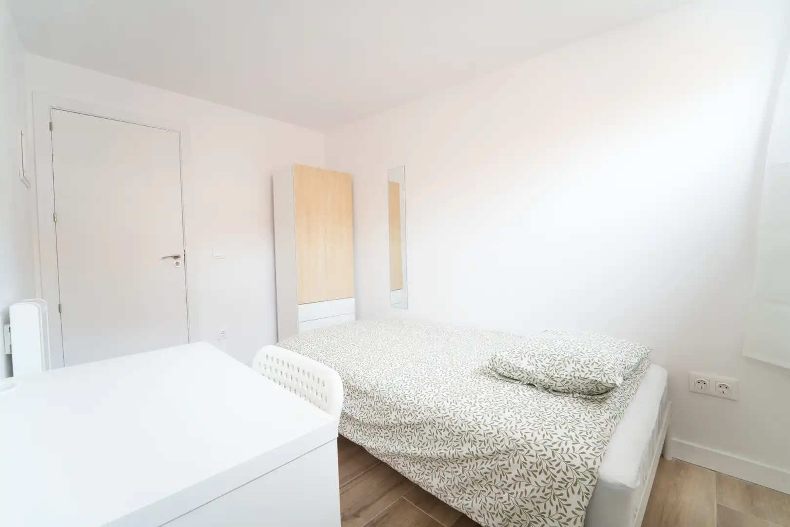 Room in Calle de Manuel Maroto, 47, San Diego