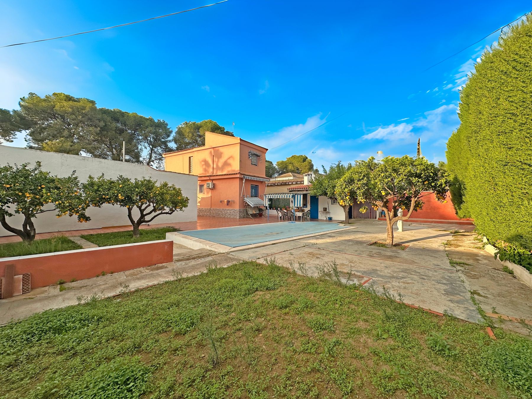 Vista exterior de Casa o xalet en venda en Paterna amb Aire condicionat, Jardí privat i Terrassa