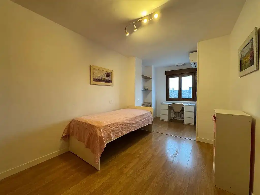 Habitación de Casa adosada en venta en El Escorial con Calefacción, Jardín privado y Parquet