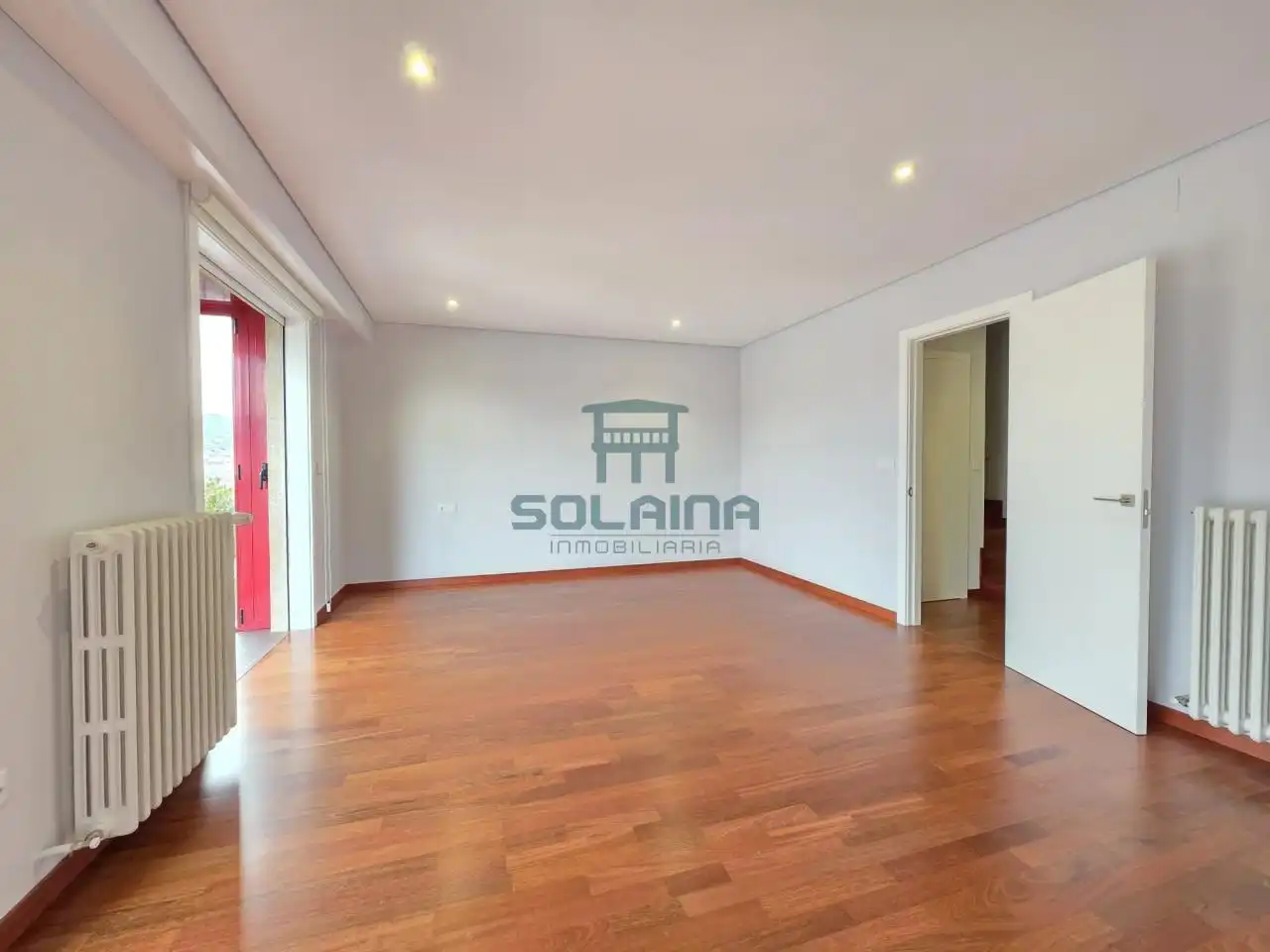 Sala d'estar de Casa adosada en venda en Ourense Capital  amb Calefacció, Jardí privat i Terrassa