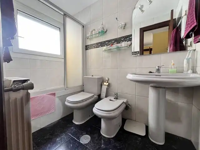 Badezimmer von Wohnung zum Verkauf in Gijón  mit Heizung, Parkett und Terrasse