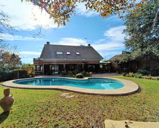 Piscina de Casa o xalet en venda en Boadilla del Monte amb Calefacció, Jardí privat i Terrassa