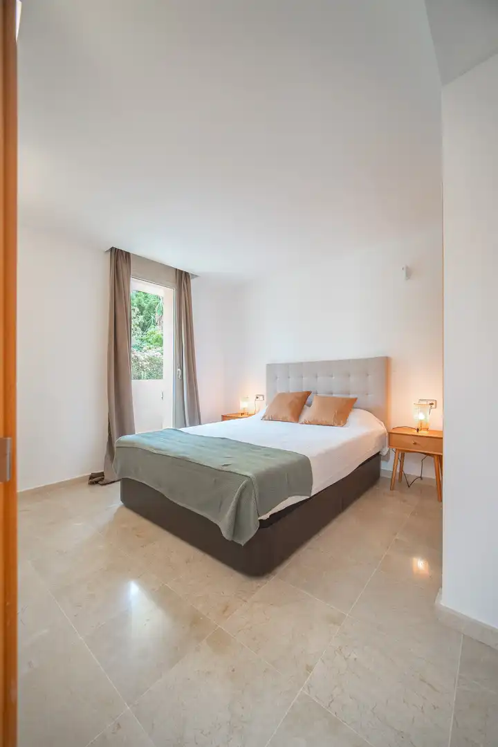 Schlafzimmer von Wohnung zur Miete in Benahavís mit Klimaanlage, Privatgarten und Terrasse