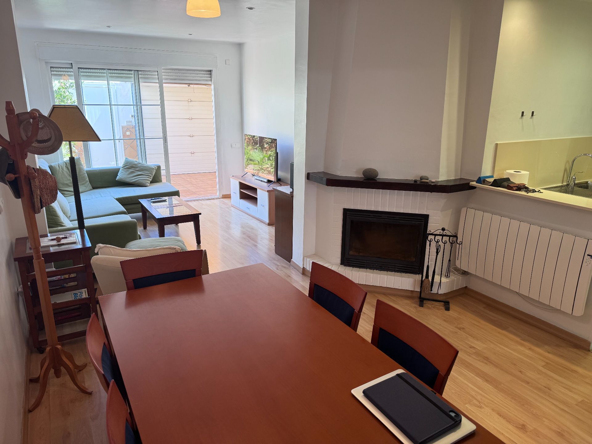 Sala d'estar de Casa adosada en venda en Roquetas de Mar amb Aire condicionat i Terrassa