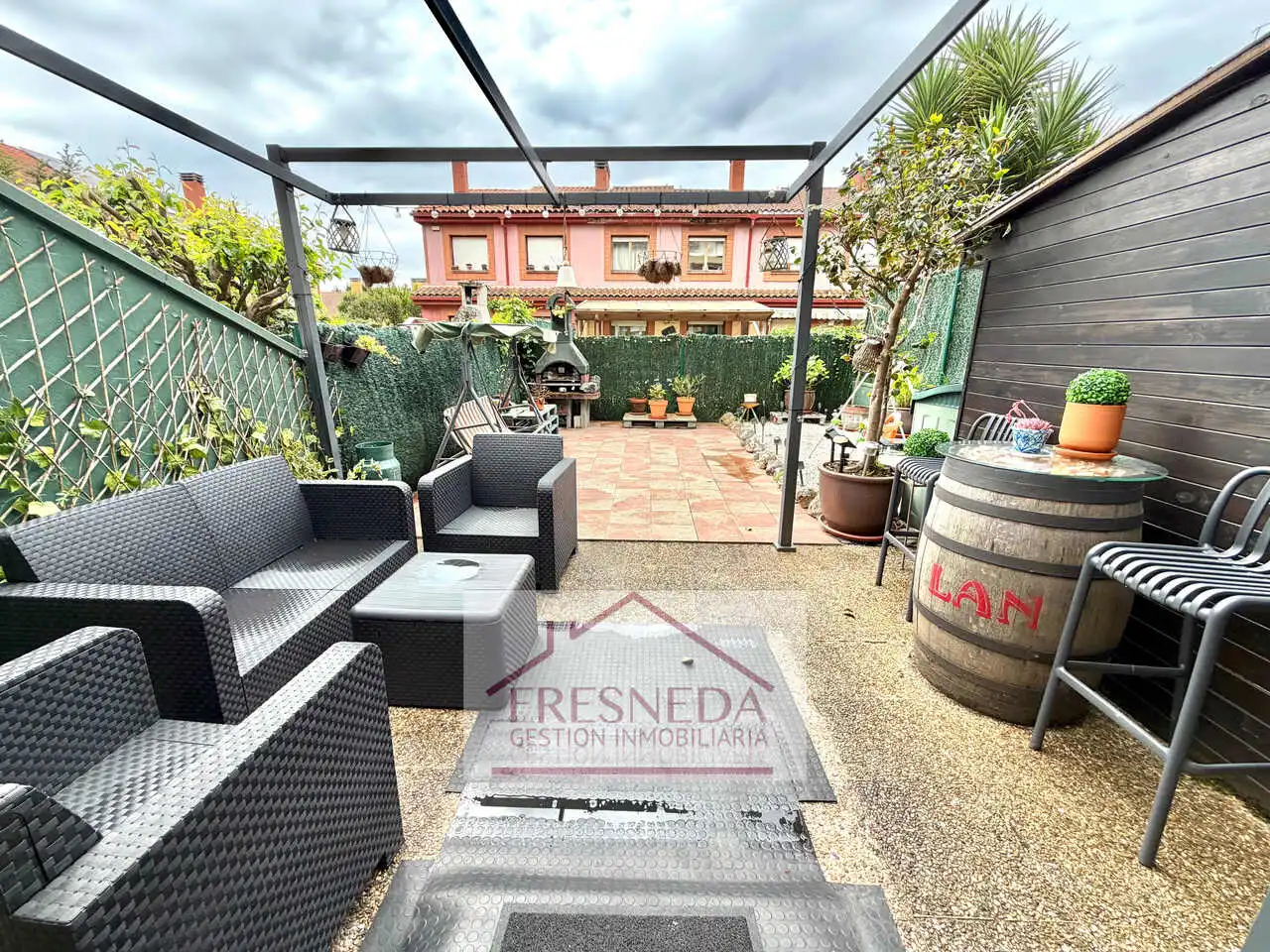 Terrasse von Einfamilien-Reihenhaus zum Verkauf in Siero mit Heizung, Privatgarten und Parkett