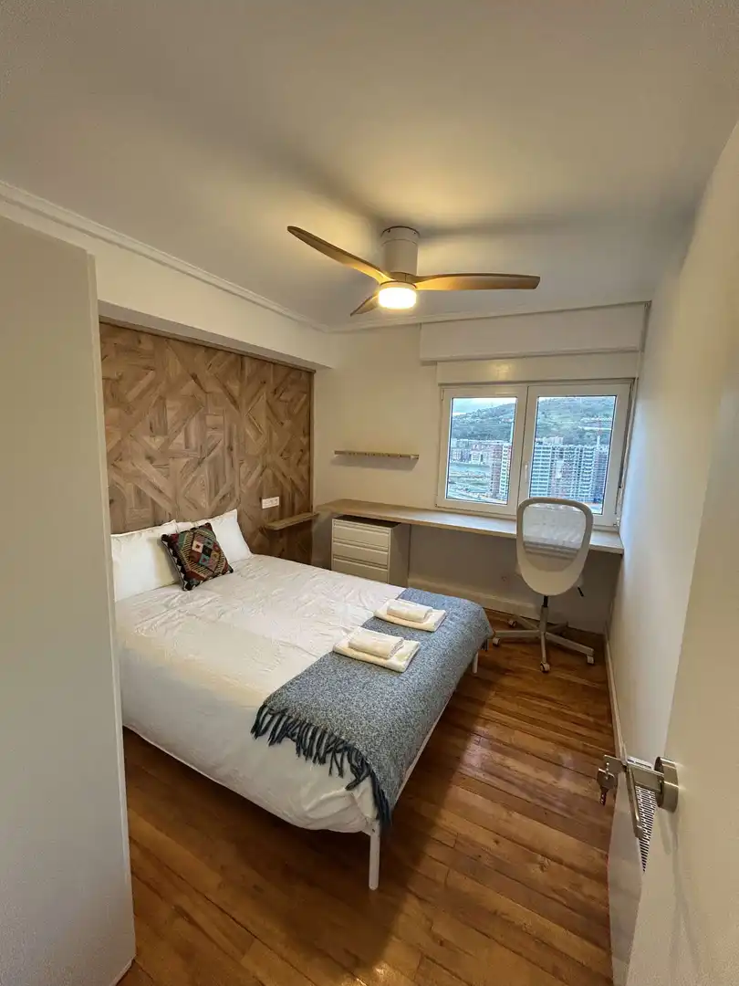 Bedroom of Flat for share in Bilbao   with Air Conditioner, Terrace and Furnished