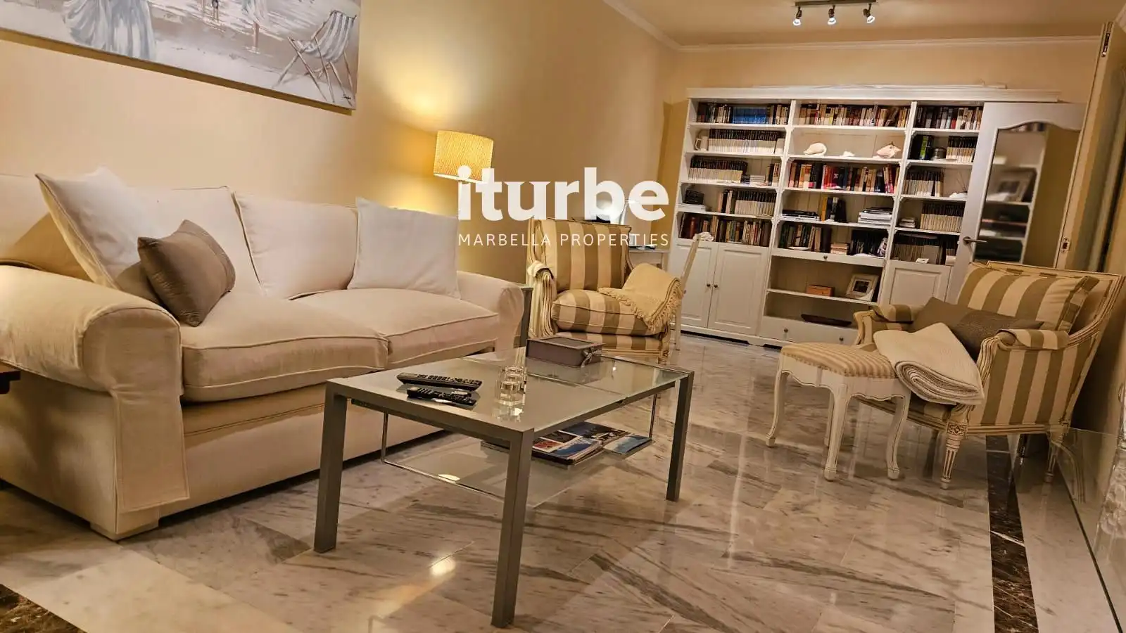 Sala de estar de Piso de alquiler en Marbella con Aire acondicionado, Terraza y Piscina