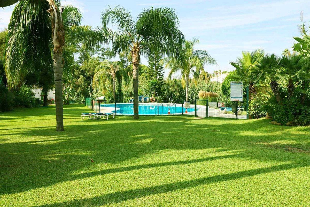 Piscina de Casa adosada en venda en Guaro amb Aire condicionat, Jardí privat i Terrassa