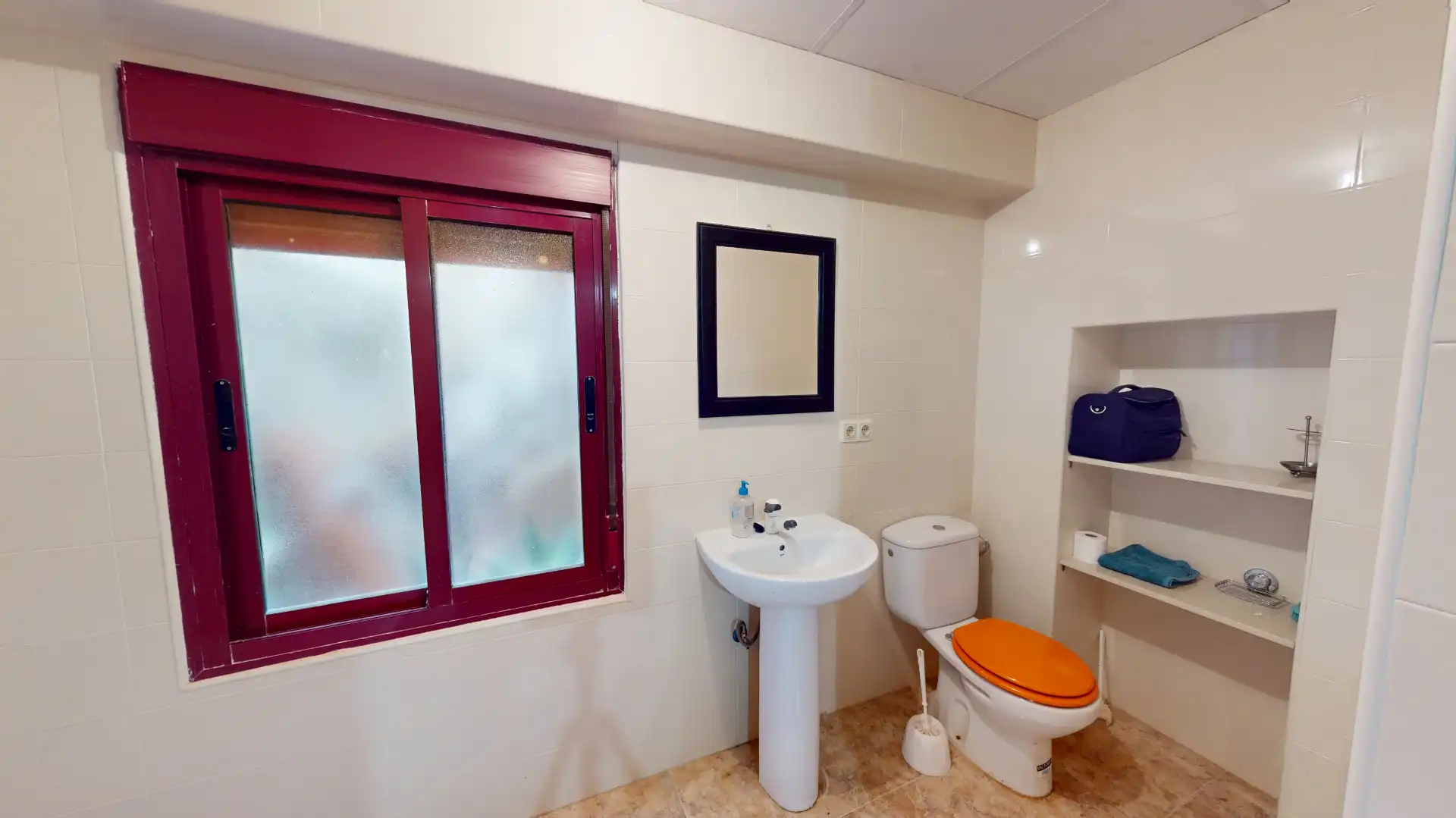 Badezimmer von Einfamilien-Reihenhaus zum Verkauf in Onil mit Klimaanlage und Balkon