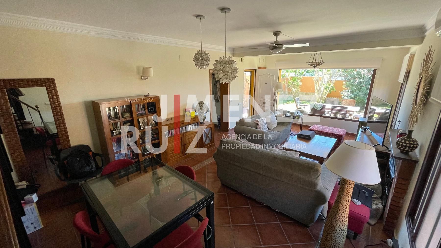 Sala d'estar de Casa o xalet en venda en El Puerto de Santa María amb Terrassa, Traster i Piscina