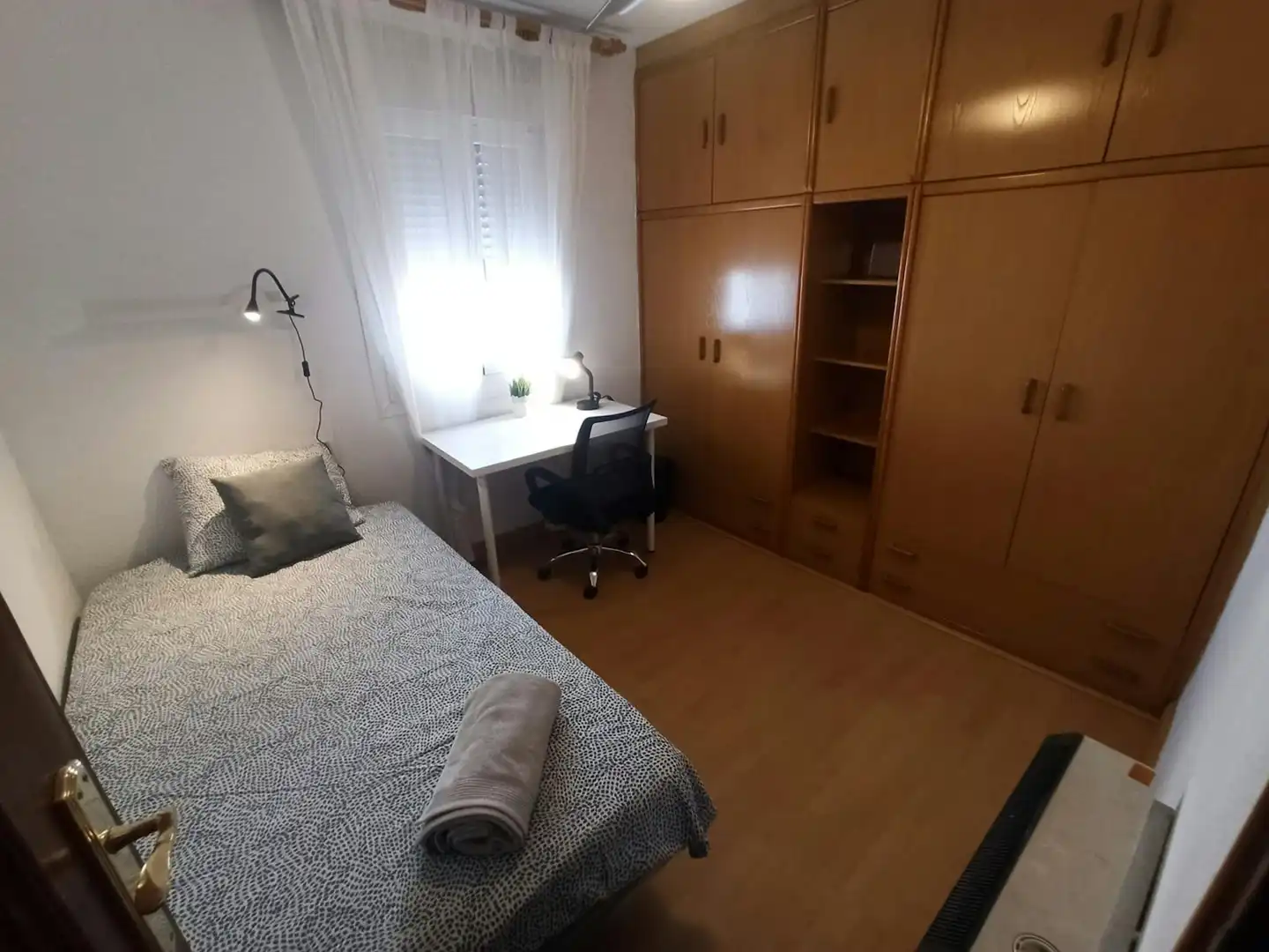 Bedroom of Flat for share in Madrid  with Heating, Furnished and Washing machine