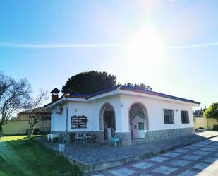 Vista exterior de Casa o xalet en venda en Chiclana de la Frontera amb Jardí privat i Piscina