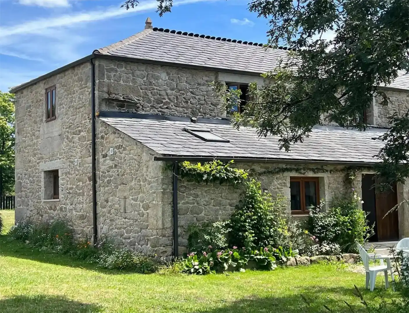 Außenansicht von Country house zur Miete in Friol mit Privatgarten, Abstellraum und Möbliert