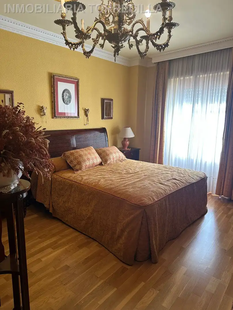 Schlafzimmer von Wohnung zur Miete in Valladolid mit Parkett, Möbliert und Balkon