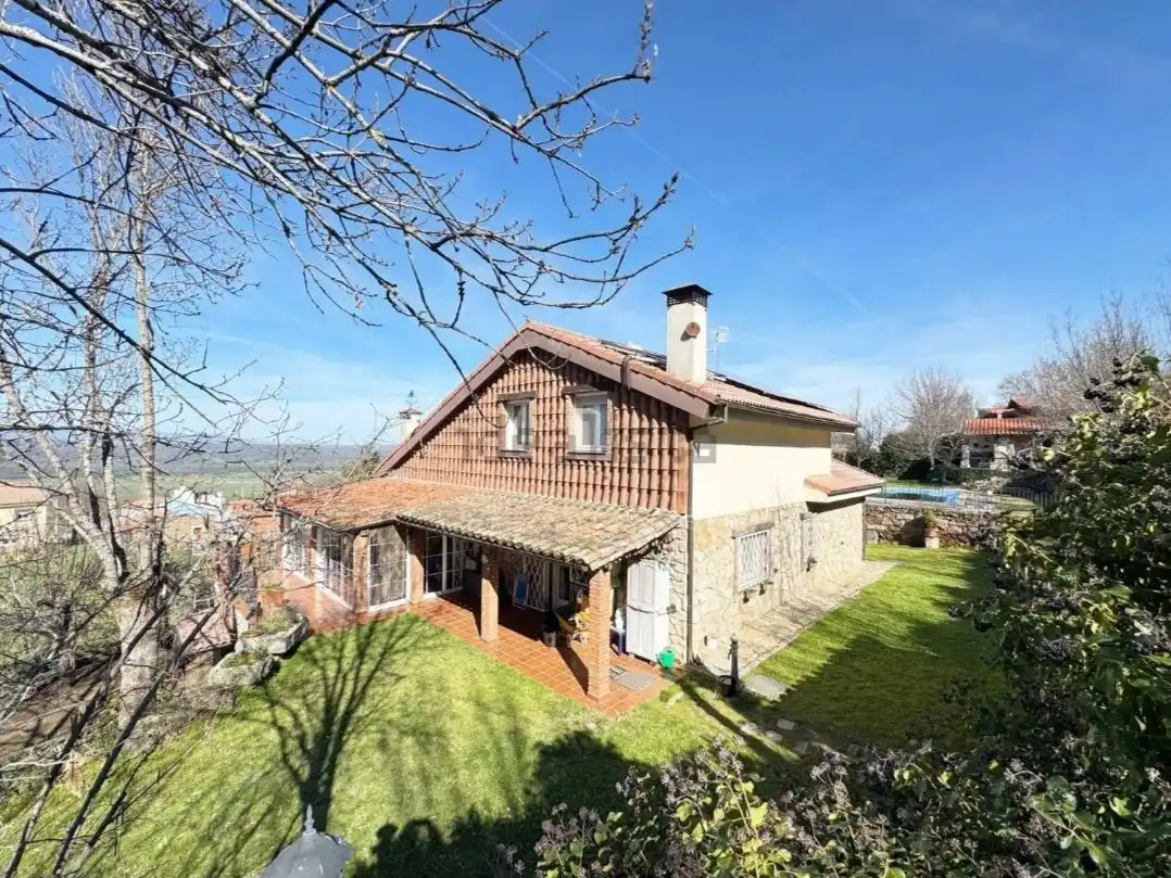 Vista exterior de Finca rústica en venta en Béjar con Calefacción, Jardín privado y Parquet