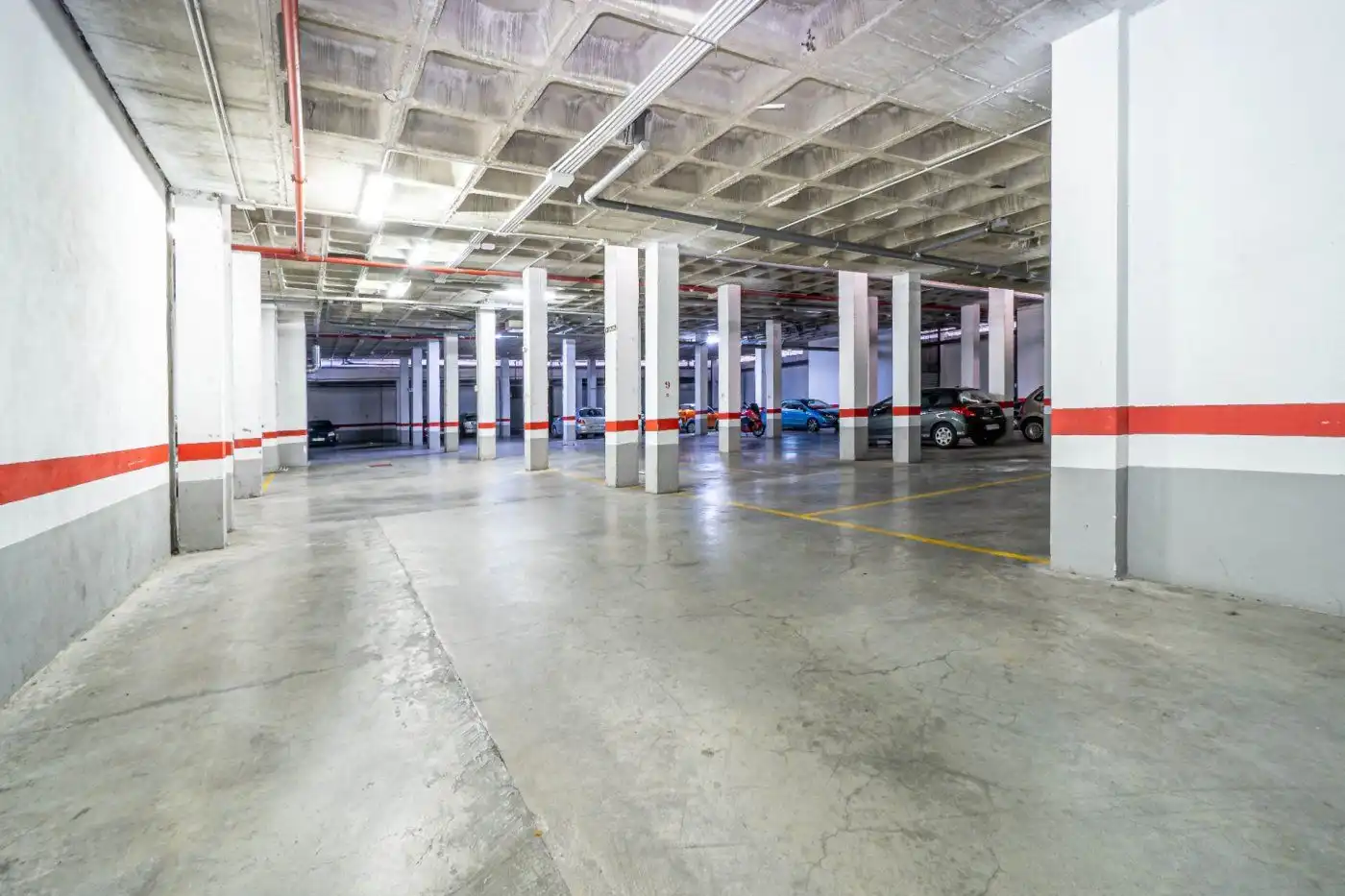 Parkplatz von Wohnung zur Miete in Las Gabias mit Klimaanlage, Heizung und Privatgarten