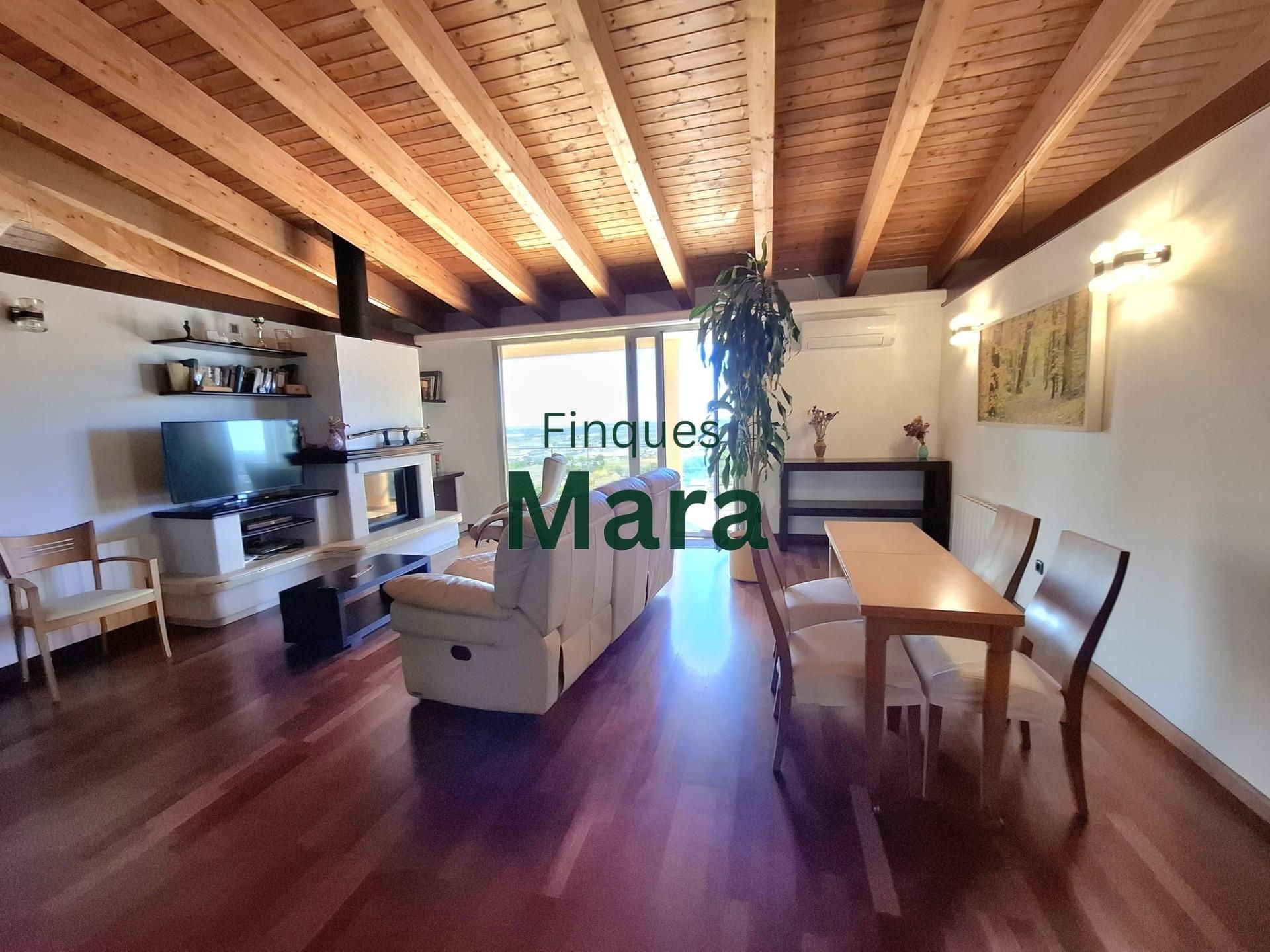 Sala d'estar de Casa o xalet en venda en Sant Boi de Llobregat amb Aire condicionat, Calefacció i Jardí privat