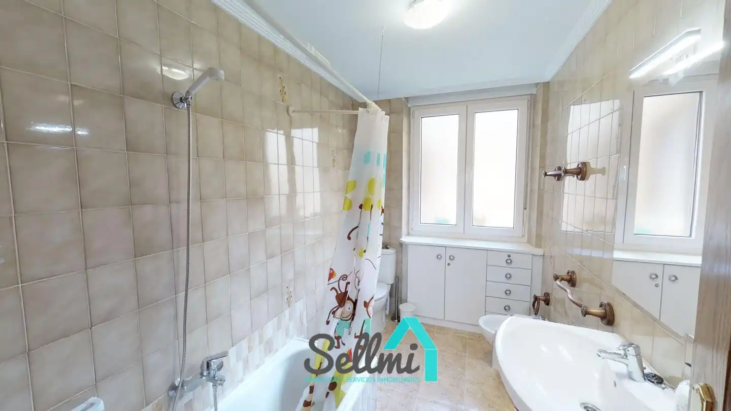 Bathroom of Flat for rent in Oviedo   with Heating, Parquet flooring and Furnished