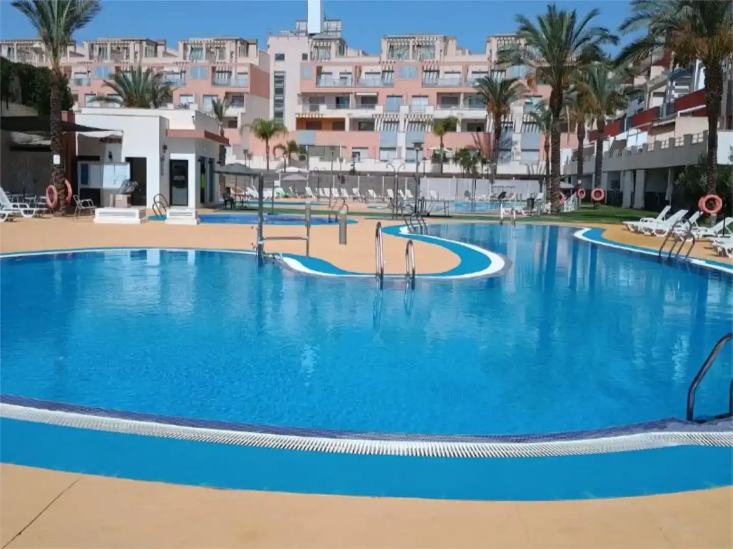 Piscina de Pis de lloguer en Vera amb Aire condicionat, Jardí privat i Piscina