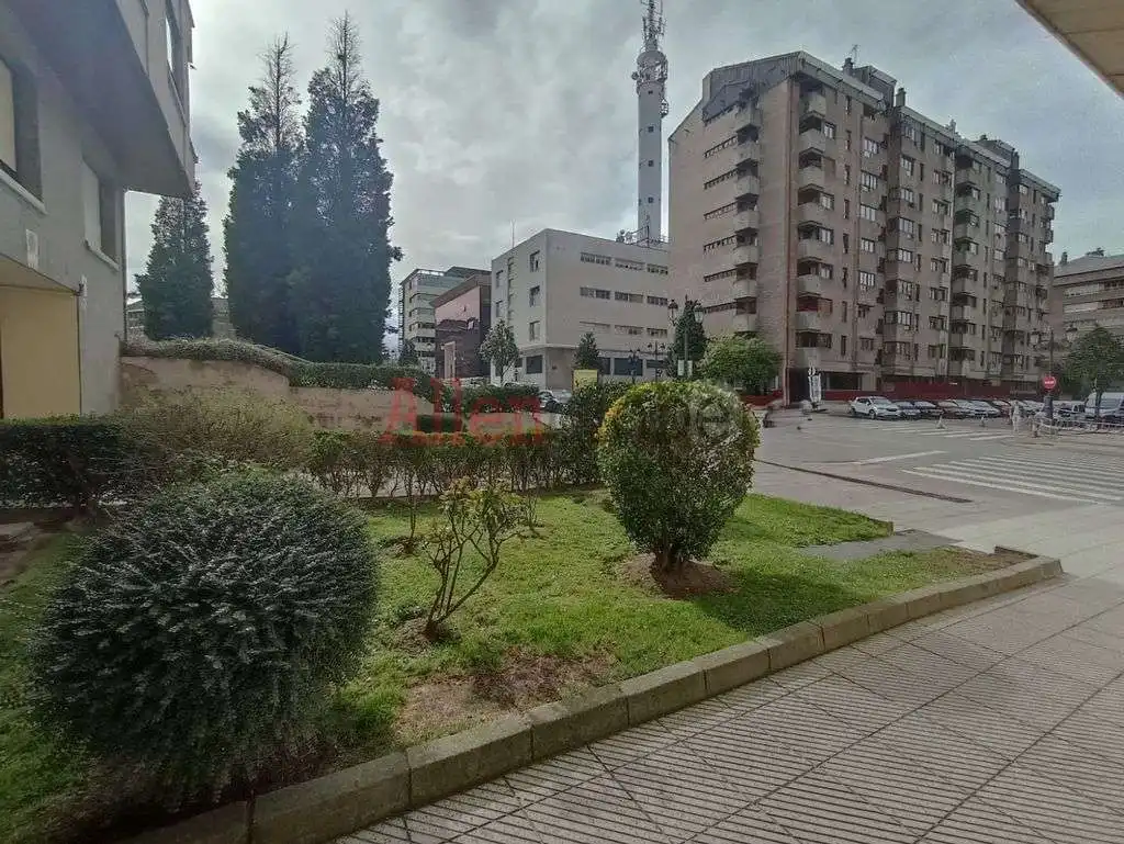 Vista exterior de Pis en venda en Oviedo  amb Traster