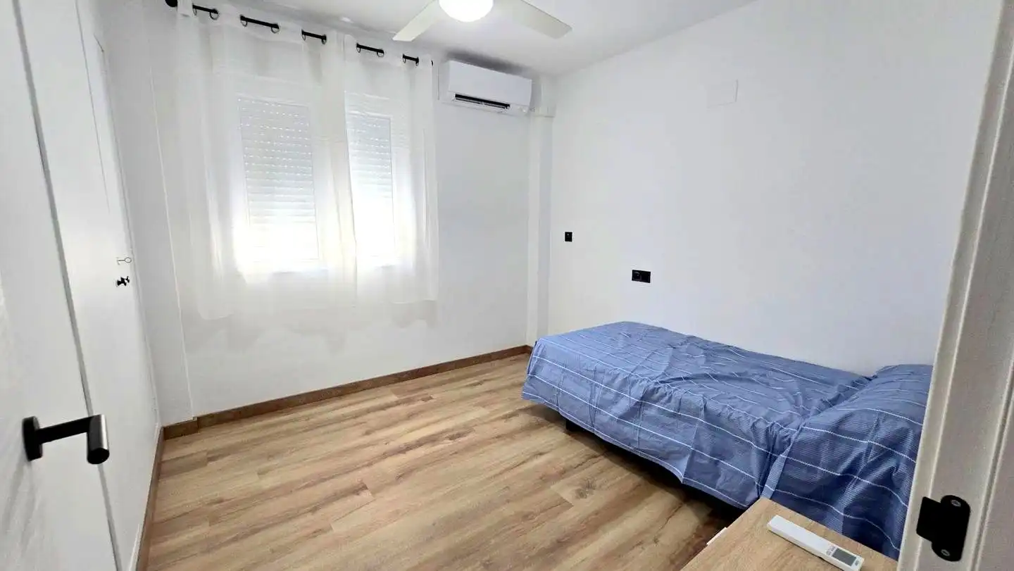 Schlafzimmer von Wohnung zur Miete in Gandia mit Klimaanlage, Terrasse und Möbliert