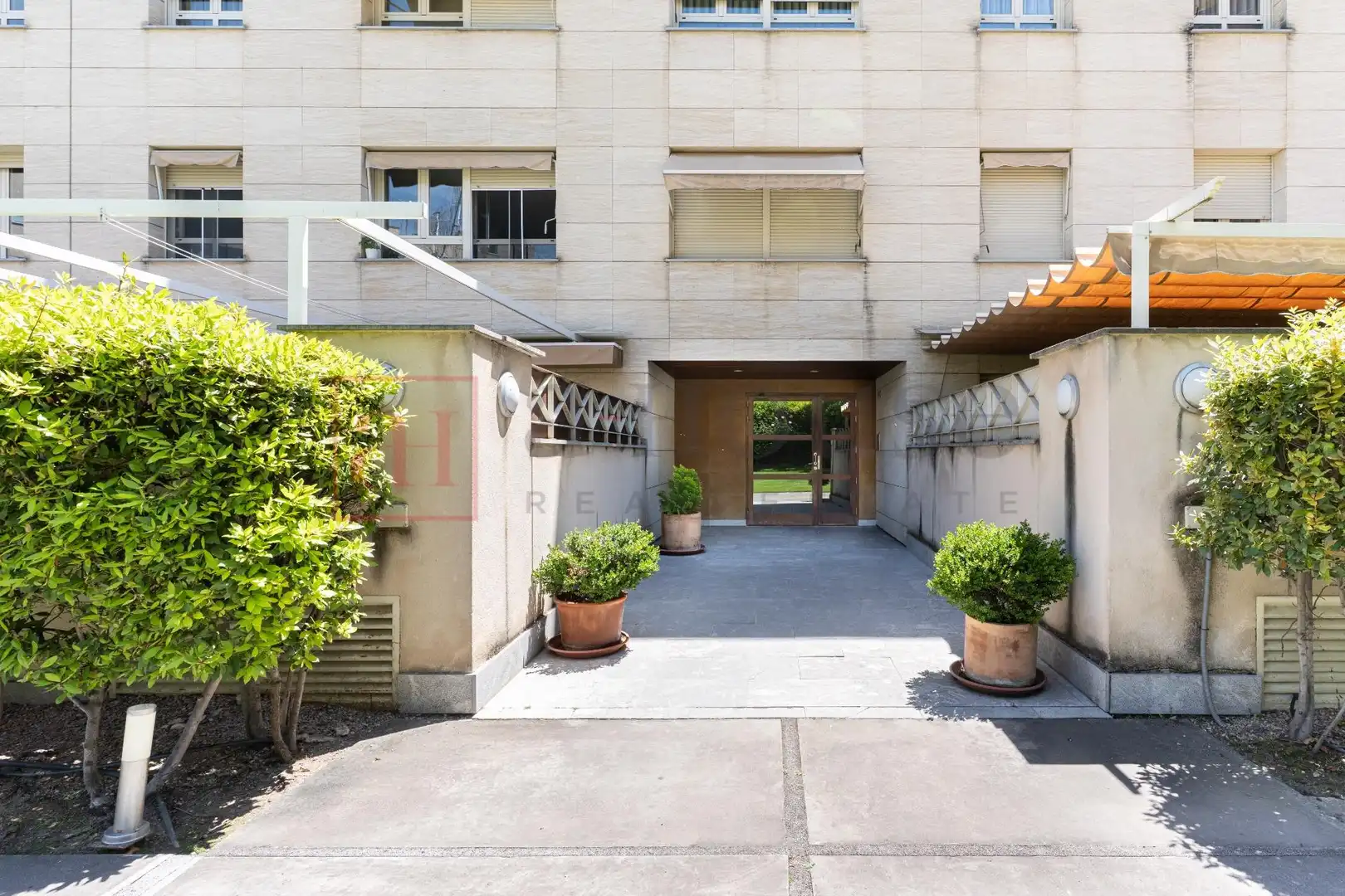 Außenansicht von Wohnung zum Verkauf in Madrid mit Klimaanlage, Heizung und Privatgarten