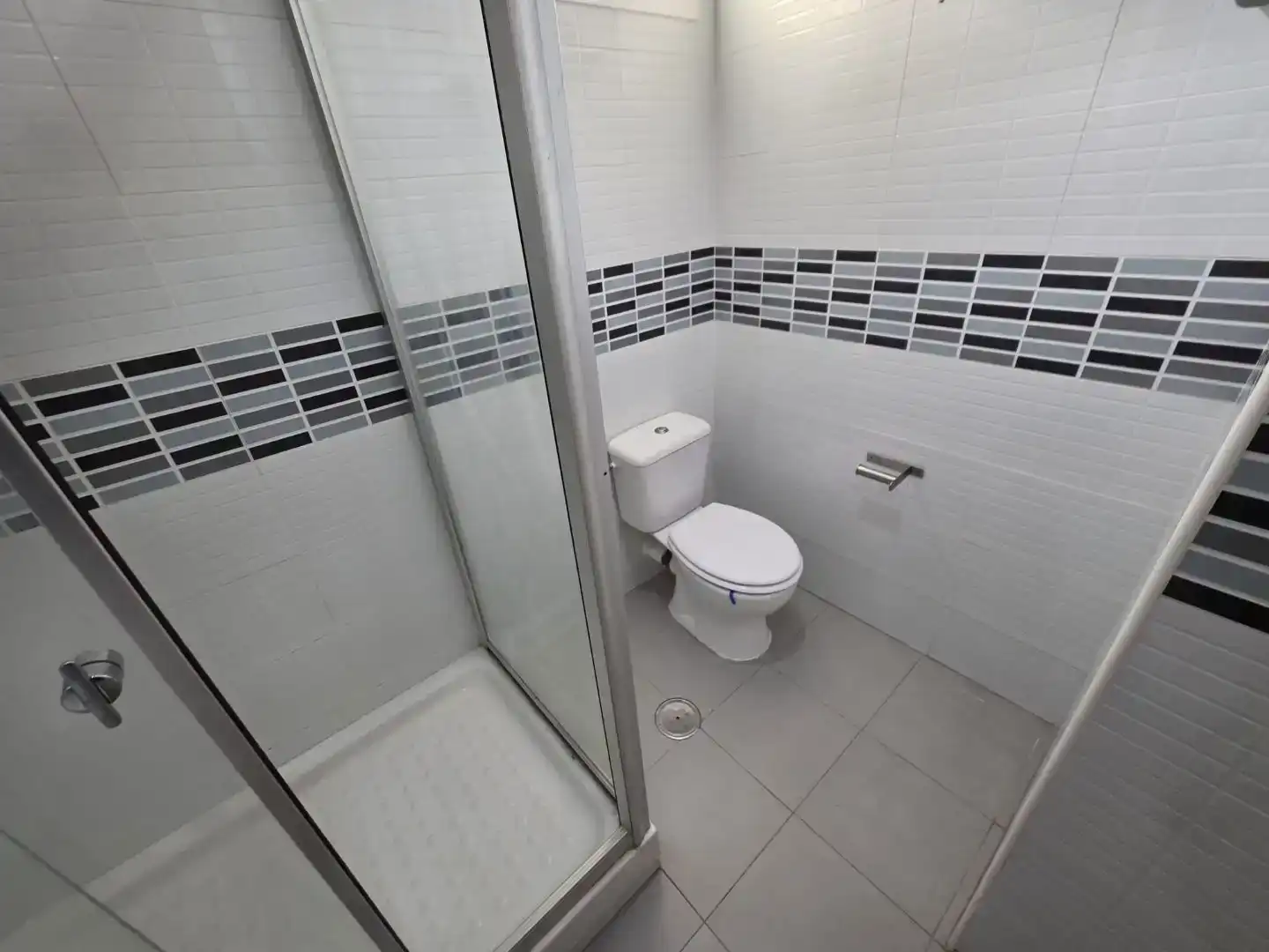 Badezimmer von Wohnung zur Miete in Torremolinos mit Klimaanlage und Schwimmbad