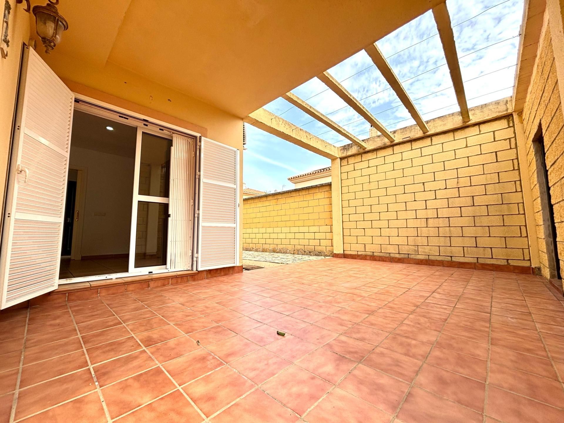 Terrassa de Casa adosada en venda en Los Barrios