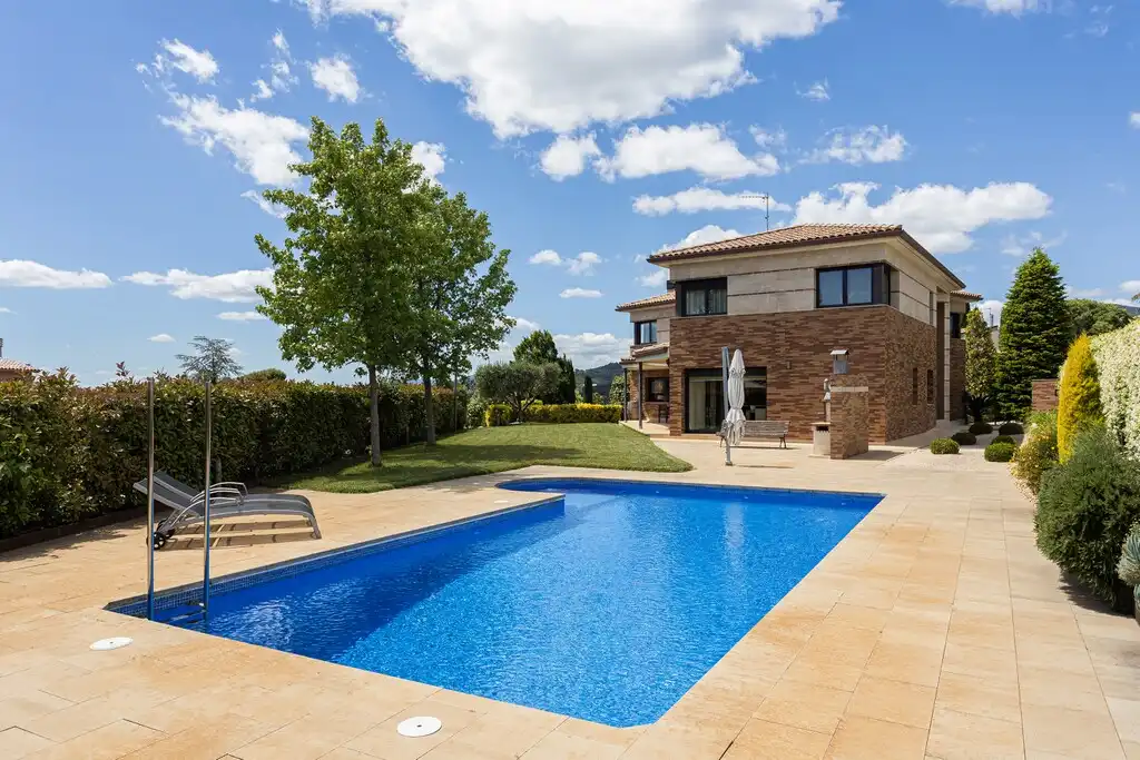 Piscina de Casa o xalet en venda en La Garriga amb Aire condicionat, Calefacció i Jardí privat