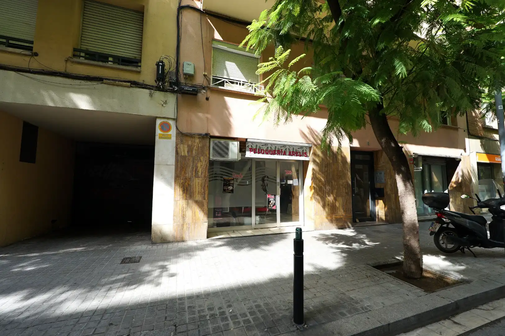 Local comercial en traspàs a Carrer de Emilia Pardo Bazán 14