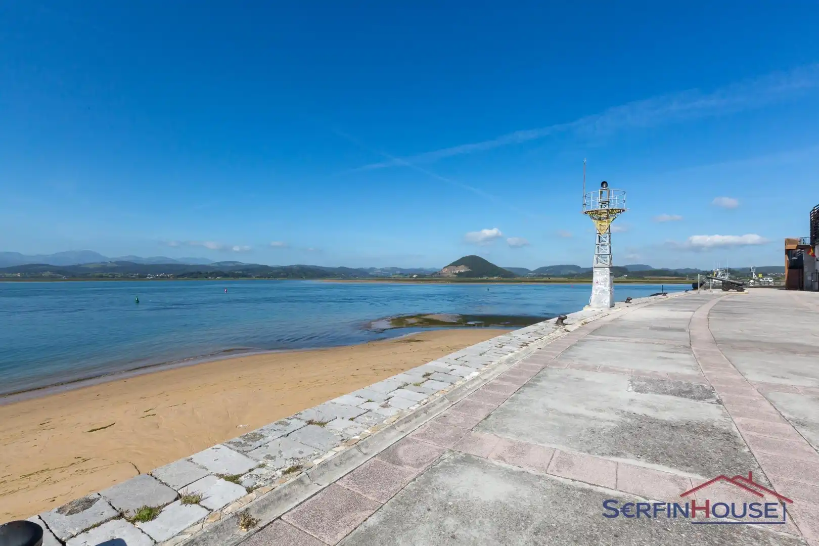 Außenansicht von Fabrikhallen zum Verkauf in Santoña