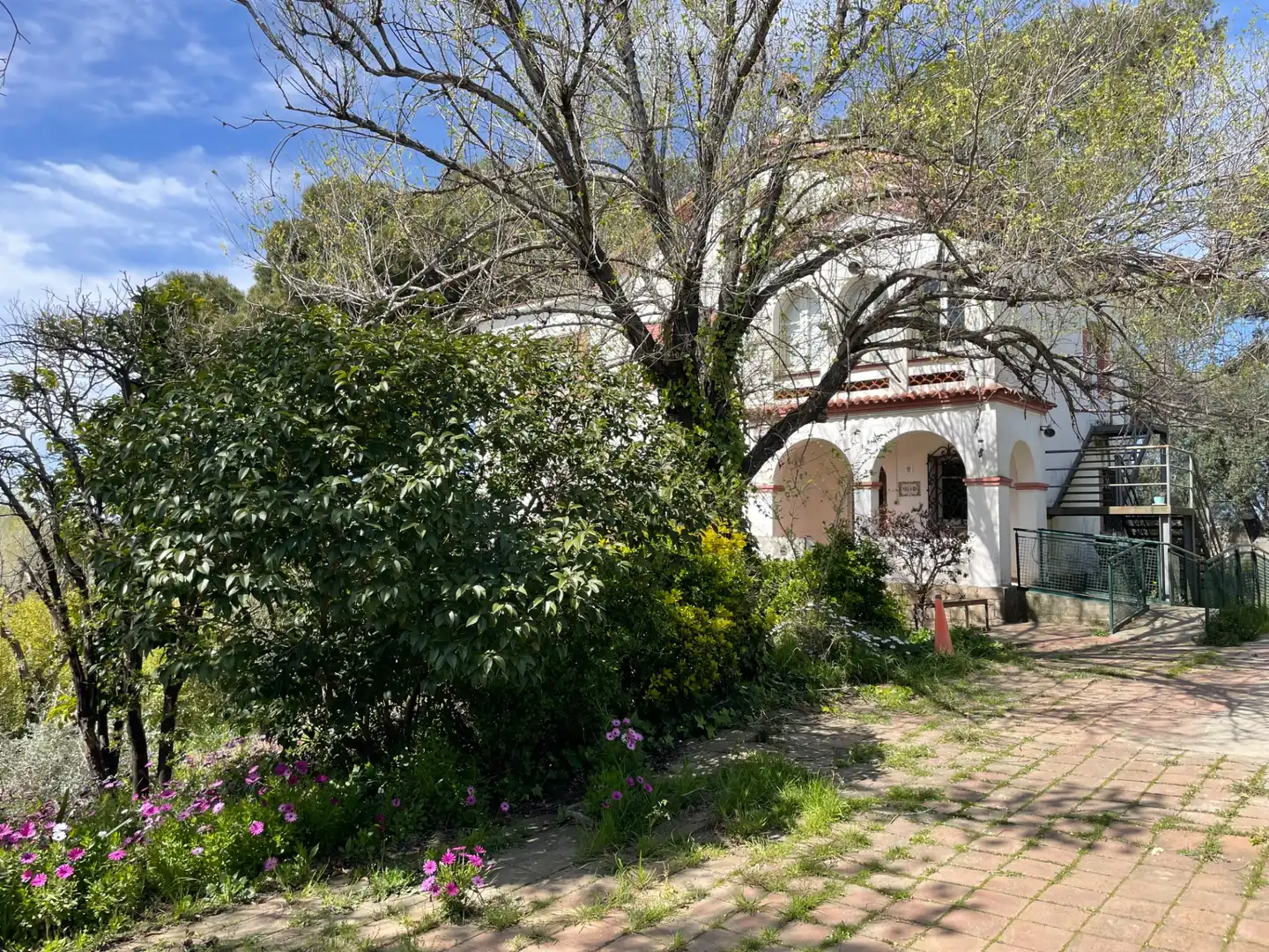 Vista exterior de Casa o xalet en venda en Cerdanyola del Vallès amb Calefacció, Jardí privat i Traster