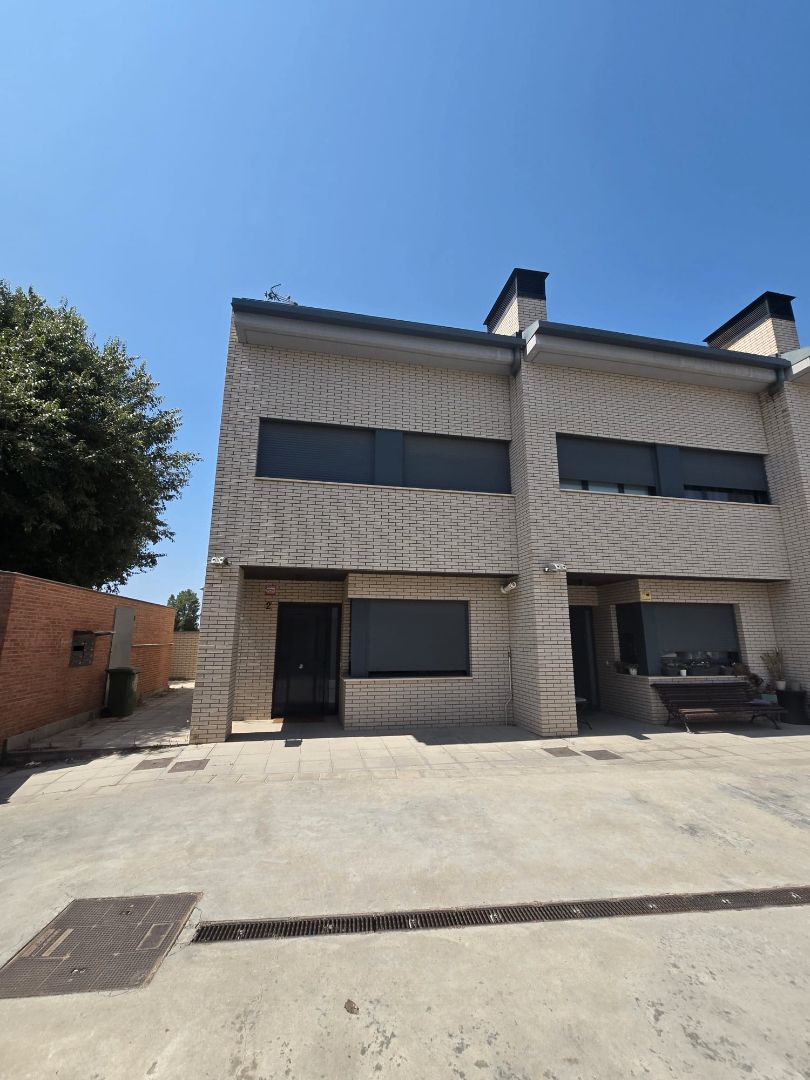 Exterior view of Single-family semi-detached to rent in  Lleida Capital  with Air Conditioner, Heating and Private garden