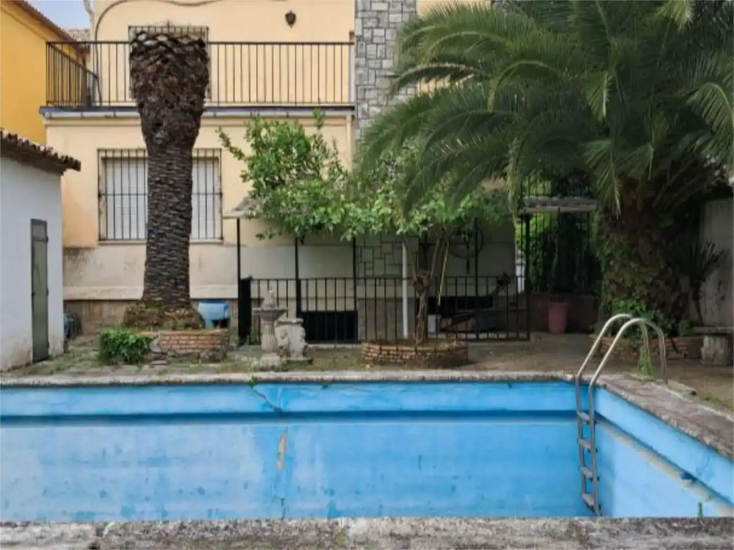 Vista exterior de Casa o xalet en venda en Baeza amb Jardí privat, Piscina i Moblat