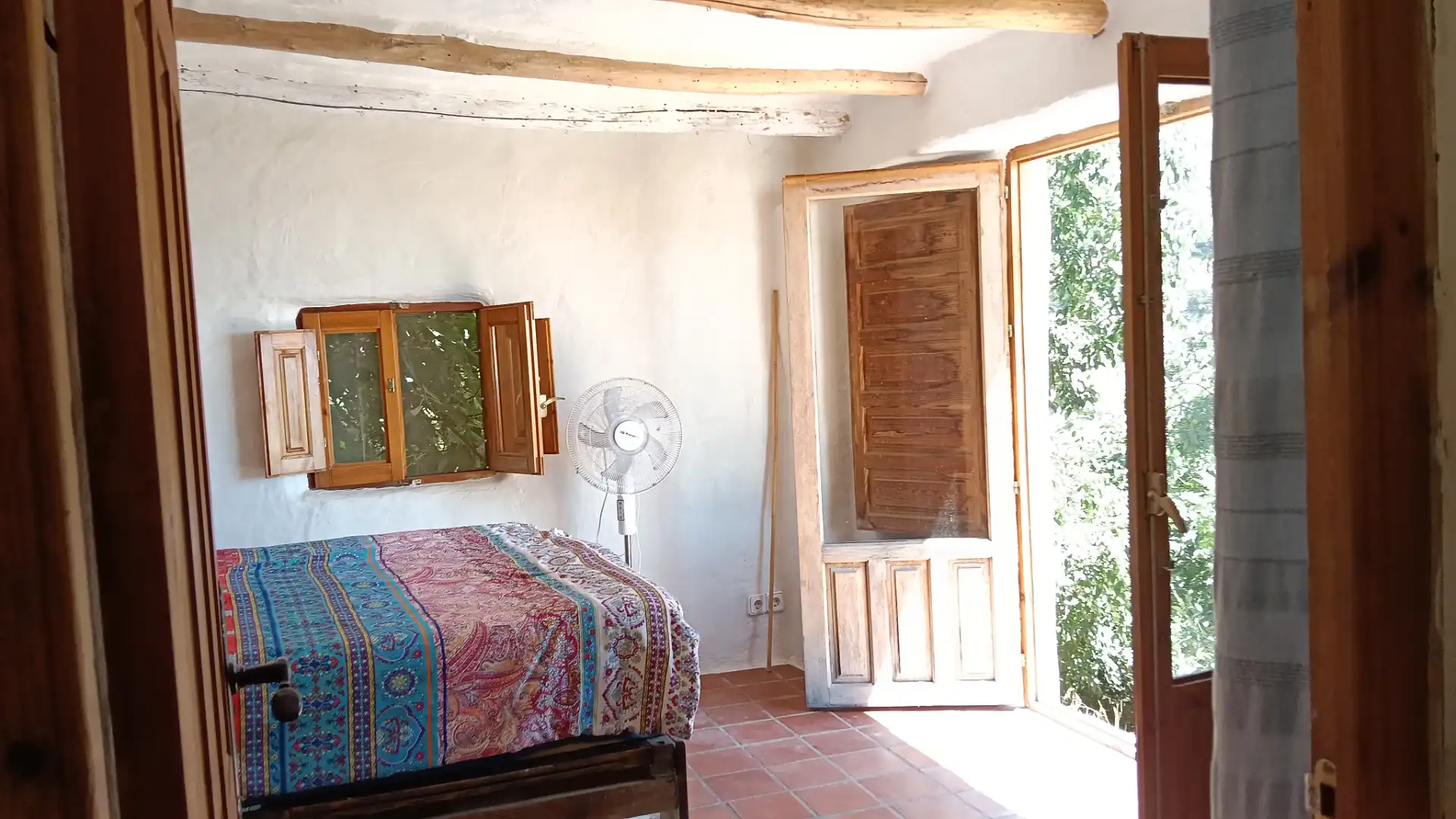 Dormitori de Finca rústica en venda en Alpujarra de la Sierra amb Calefacció, Jardí privat i Moblat