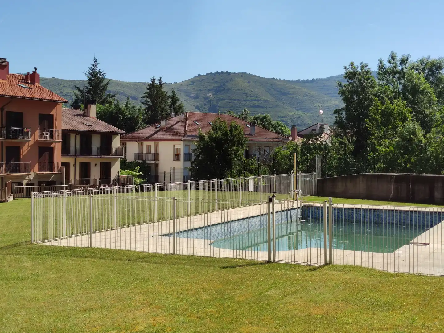 Piscina de Apartamento en venta en Ezcaray con Calefacción, Amueblado y Balcón