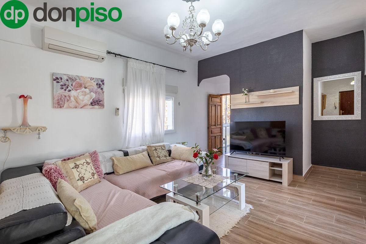 Sala d'estar de Pis en venda en  Granada Capital amb Moblat i Balcó