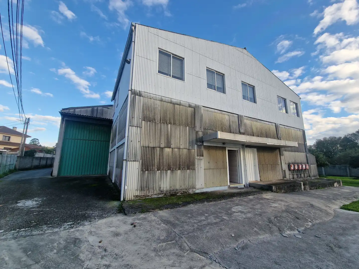 Außenansicht von Fabrikhallen zum Verkauf in Narón