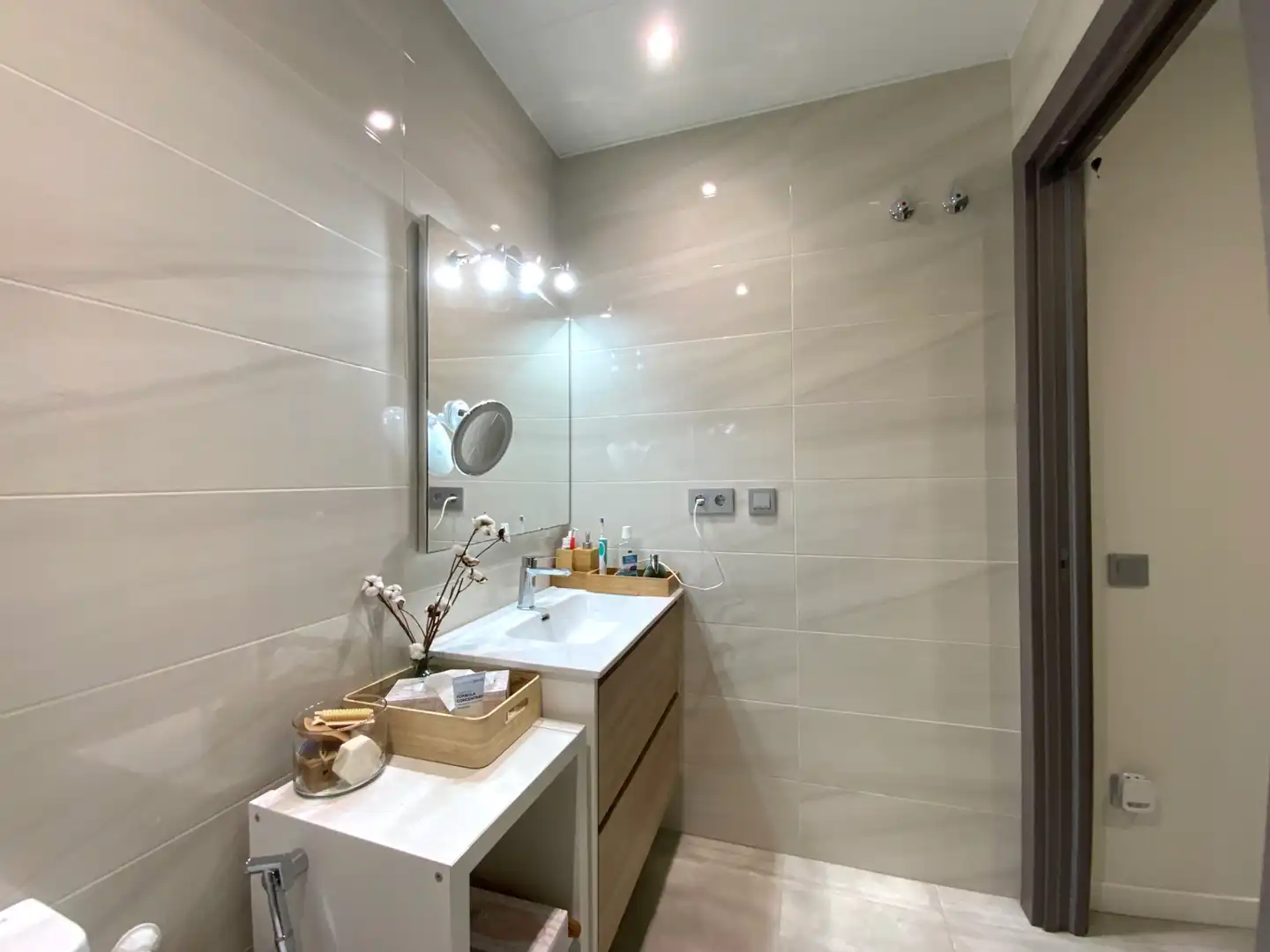Badezimmer von Erdgeschoss zum Verkauf in Pineda de Mar mit Klimaanlage, Heizung und Terrasse