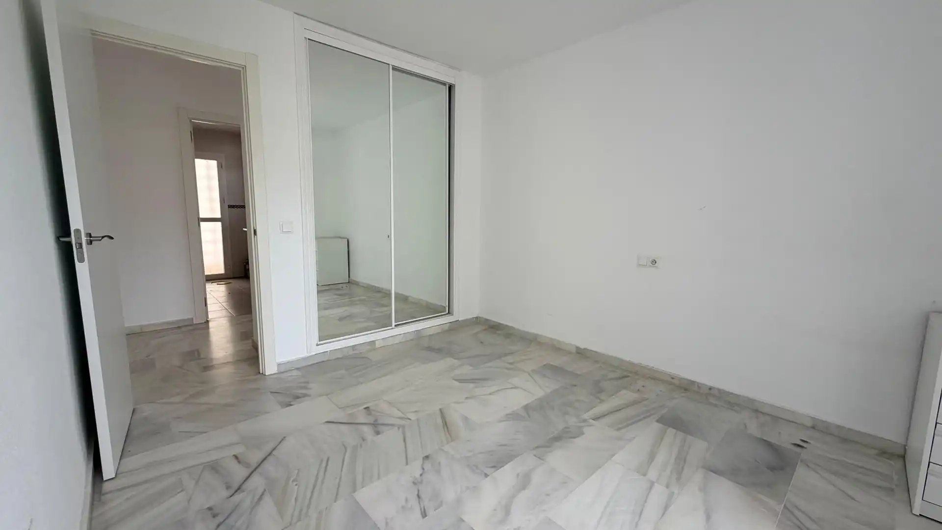 Apartamento con piscina en venta en Calahonda, imagen 9