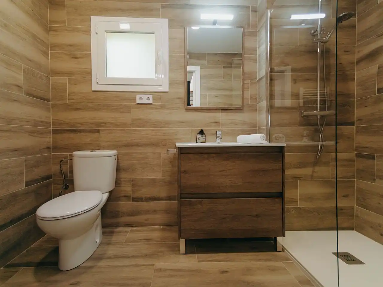 Badezimmer von Wohnung zur Miete in Castell d'Aro, Platja d'Aro i s'Agaró mit Klimaanlage und Terrasse