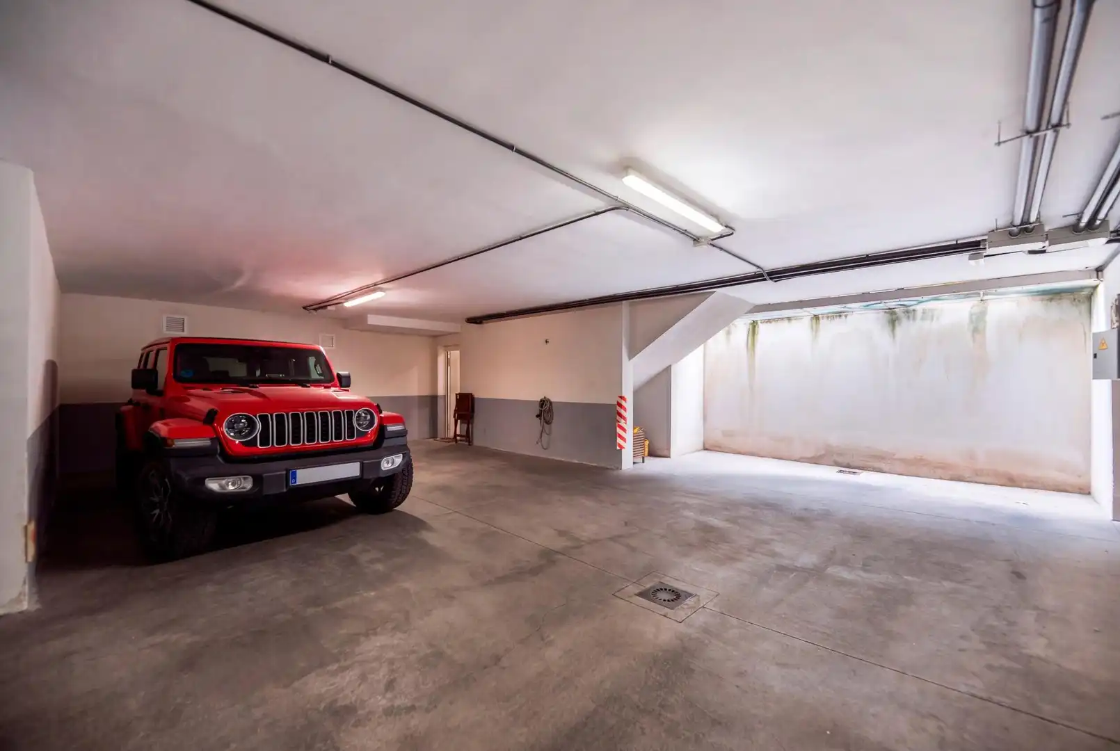 Parkplatz von Einfamilien-Reihenhaus zum Verkauf in Torrelodones mit Heizung, Privatgarten und Gemeinschaftspool