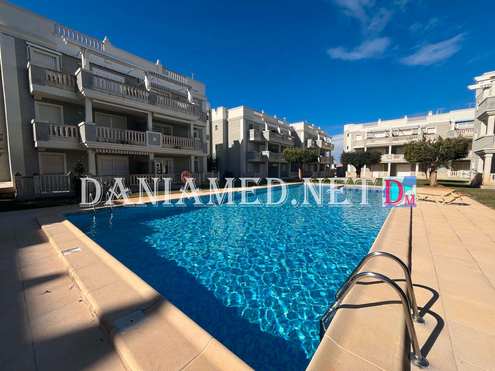 Piscina de Apartament en venda en Dénia amb Aire condicionat, Calefacció i Jardí privat