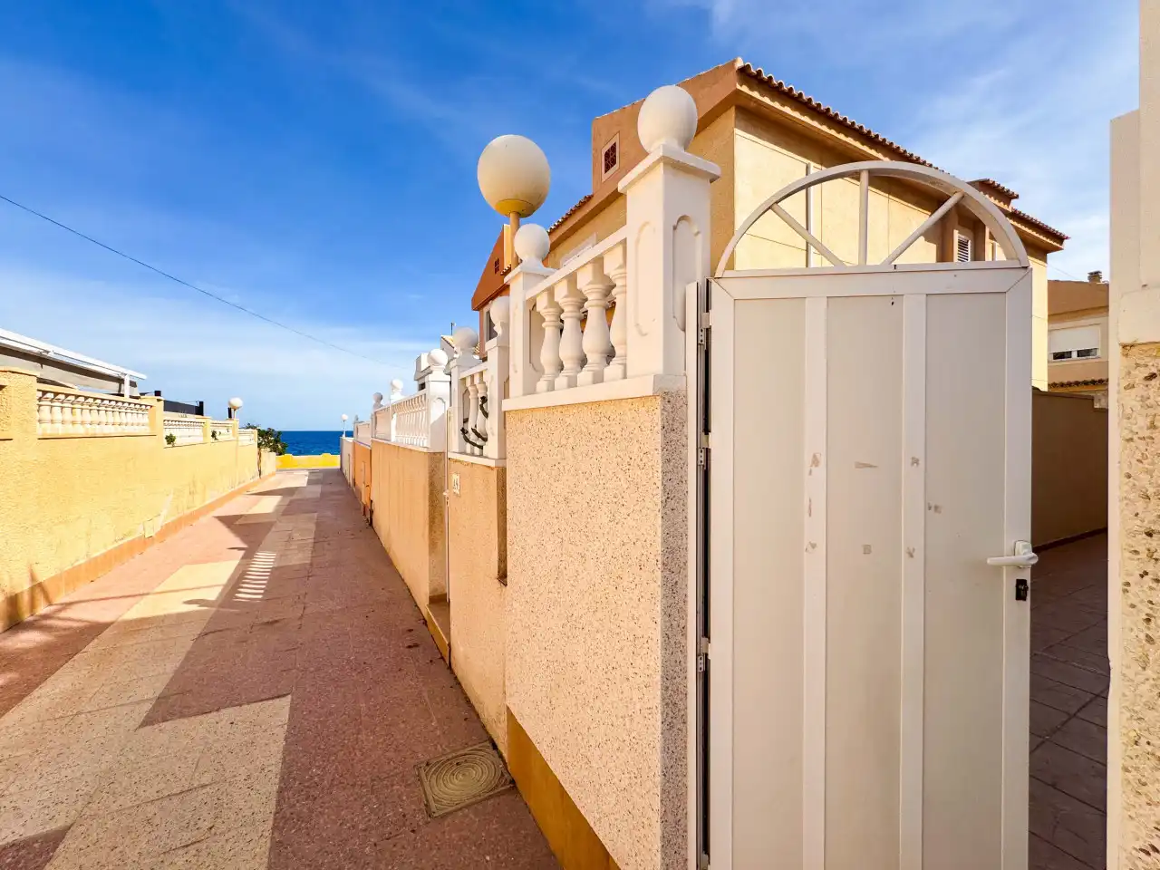 Vista exterior de Casa adosada en venda en Torrevieja amb Aire condicionat, Calefacció i Jardí privat