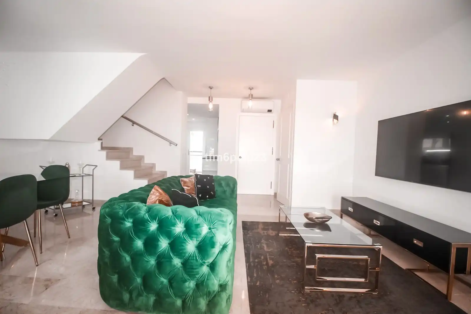 Sala d'estar de Casa adosada en venda en Manilva amb Aire condicionat, Traster i Moblat